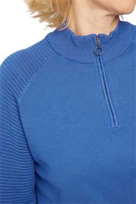 Turtleneck strik med lynlås i hals i flot blå farve og med indvævet mønster fra Brandtex.