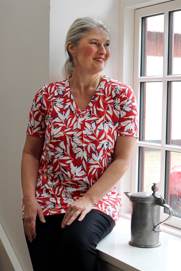 Svane frill Shetland Martinello rødblomstret t-shirt med hvide blomster