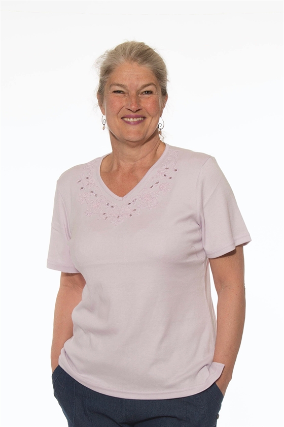 Reflect lilla basic t-shirt dame med V-hals og broderi