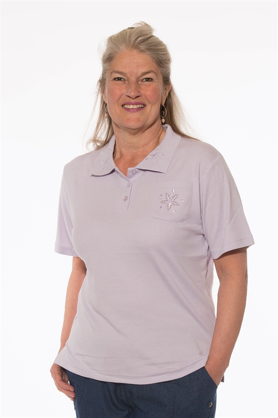 Reflect Collektion Lilla T-shirt med polokrave og broderi 