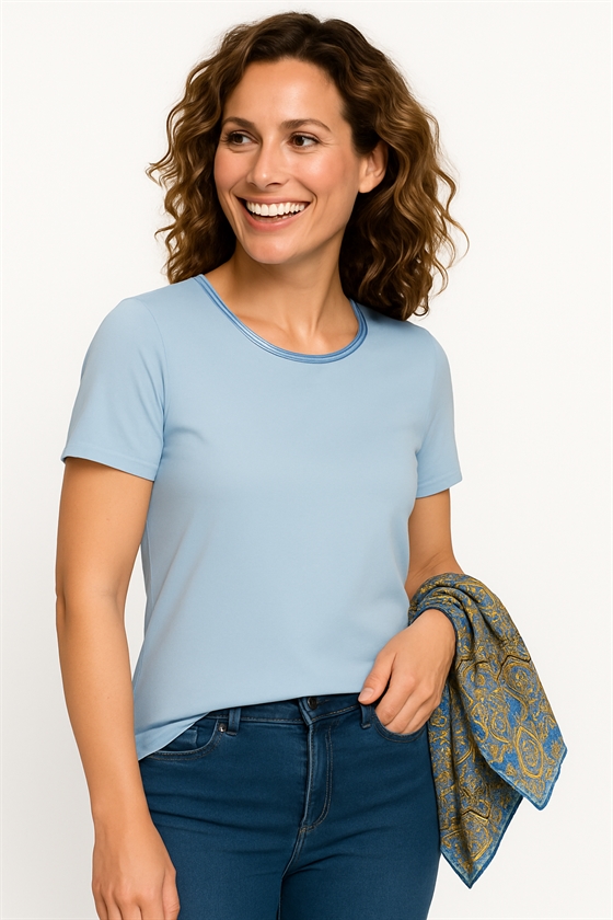 Micha T-shirt i lyseblå m. satin v. halsen