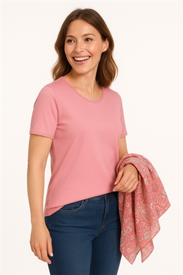 Rosa enkel MXO t-shirt med fin lille blondesnor rundt i halsen