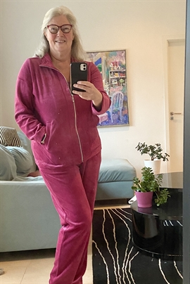 Hjemmedragt /Loungewear / veloursæt i Ceriserød velour fra Brandtex til damer