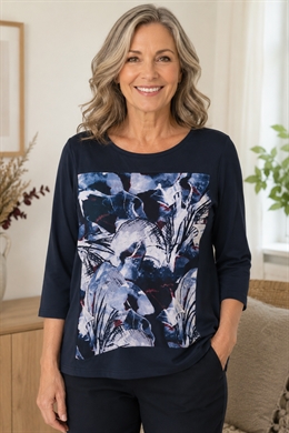 Maine blå t-shirt fra Signature med chiffon stykke og 3/4 ærmer