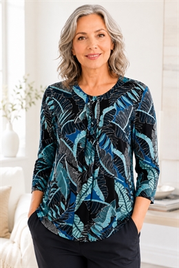 Gabriella K T-shirt med blåt bladmønster og læg foran