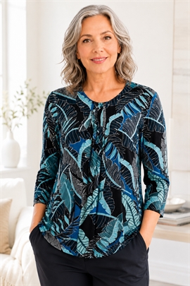 Gabriella K T-shirt med blåt bladmønster og læg foran