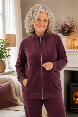 sunday-velour-hjemmedragt-blomme-model