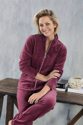 Burgundyrød hjemmedragt / veloursæt fra Brandtex til damer