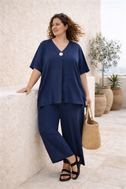 "Hørlook" sæt damer med 1 pynteknap i dyb blå med viddebukser