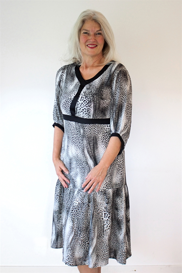 Håndværker Kirsebær Konfrontere Smart kjole fra Mongul med dyreprint i grå