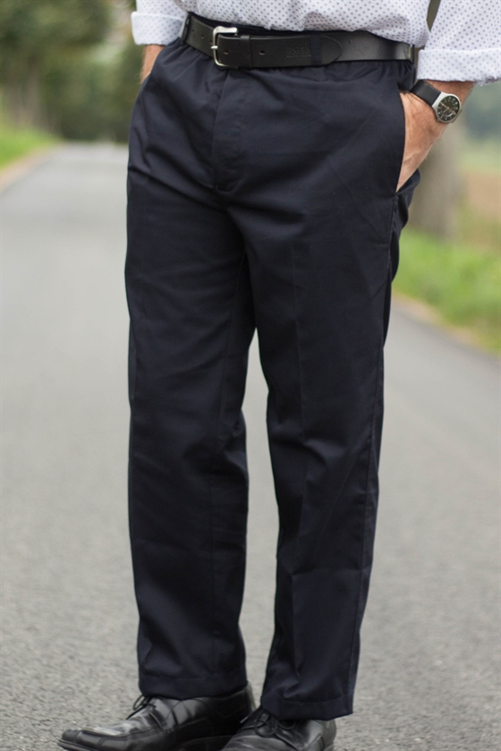 Carabou herre bukser med elastik i taljen og lynlås i marine blå. Helårsbukser perfekt til den modne mand 