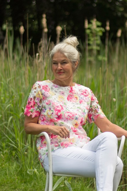 Blonde bluse med pink blomster