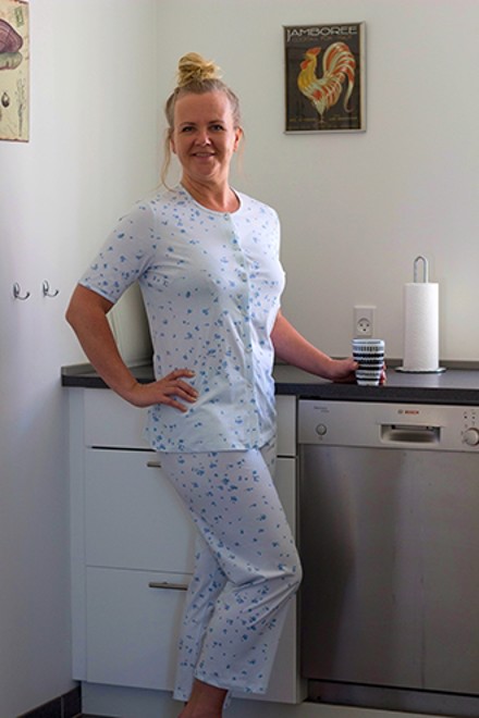Lyseblå pyjamas dame med blå blomster