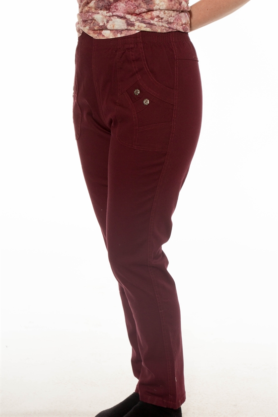 Lune bukser med elastik i taljen og stræk i bordeux til damer. Capri bukser i model Pia med slank pasform og fine detaljer.
