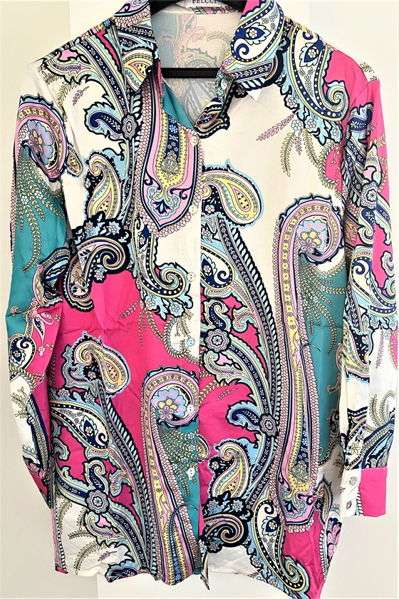 dameskjorte i pink mønster og silkelook