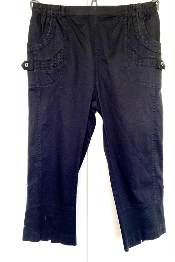 Pæne sorte stumpebukser med mønster på lommerne - kun str. 46
