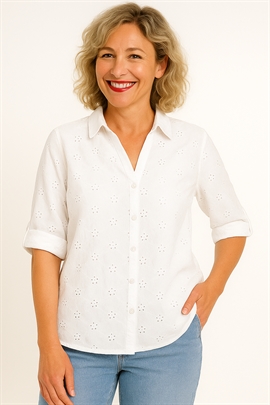 Hvid blondeskjorte i broderi anglaise fra St. Joseph  - kun str. 38