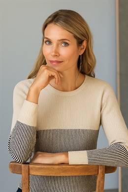 Cremefarvet Signature strik med sort kontrast