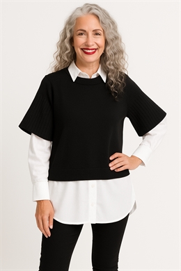 Signature T-shirt i sort let strik fra  med plisse ærmer