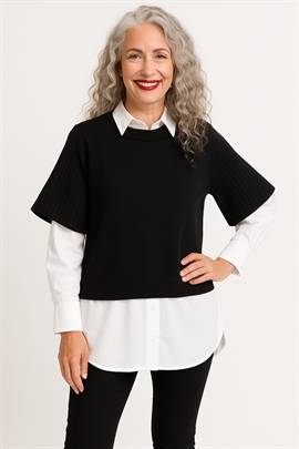 Signature T-shirt i sort let strik fra  med plisse ærmer