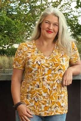 Gul Marinello dame t-shirt med hvide blomster og læg ved hals