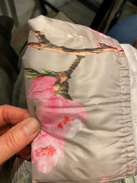 Sandfarvet quiltet jakke med lyserødt blomsterfor - kun str. 3XL