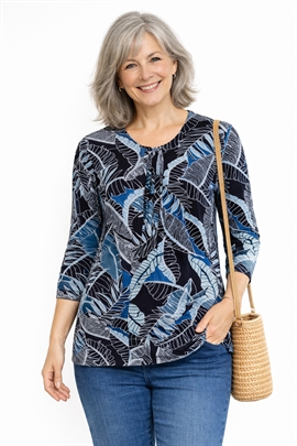 Gabriella K T-shirt med blåt bladmønster og læg foran