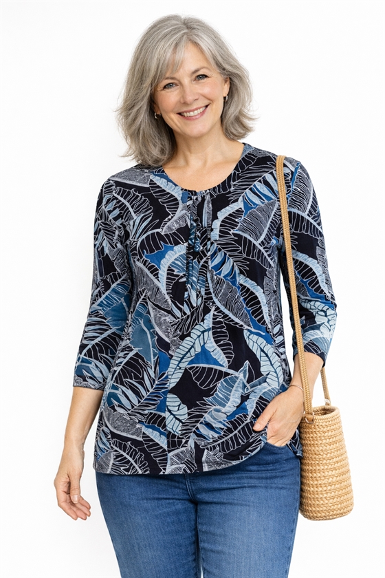 Gabriella K T-shirt med blåt bladmønster og læg foran
