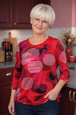 Rød t-shirt med cirkler fra Brandtex 