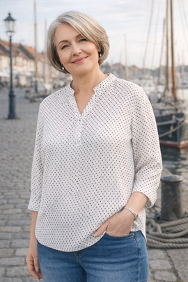 Hvid dame skjorte med kinakrave  med sorte prikker - 3/4 ærmer