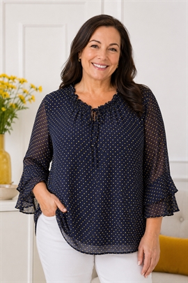 Skjortebluse med flæser ved hals og ærmer - 3/4 ærmer