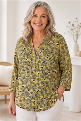 Christy dame skjorte med kinakrave i gul med marine blomster