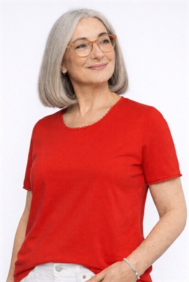 Rød MXO shirt med fin tynd blondesnor rundt i halsen