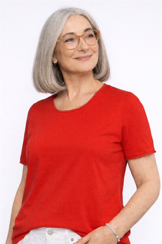 Rød MXO shirt med fin tynd blondesnor rundt i halsen