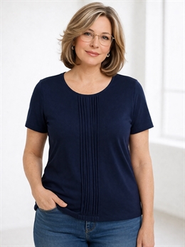 Enkel Marinello t-shirt i marineblå med små læg foran