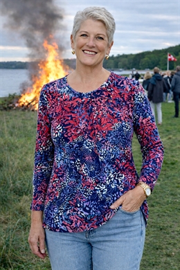 Marinello T-shirt dame i rødt og gråblåt småt mønster