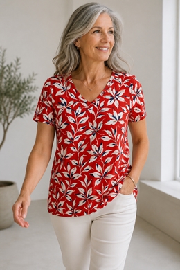 Martinello rødblomstret t-shirt med hvide blomster og læg ved hals