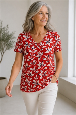 Martinello rødblomstret t-shirt med hvide blomster og læg ved hals