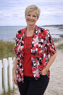 Kortærmet snyde cardigan i rødt med blomster motiv - kun str. M