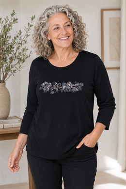 Sort t-shirt fra Micha med mønster foran