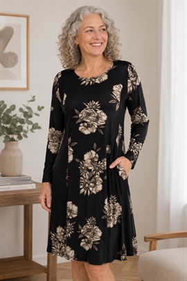 Sort vinterkjole med lyse blomster fra Micha