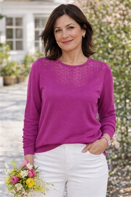 Micha Damestrik i ensfarvet lilla med fint hulmønster ved halsen