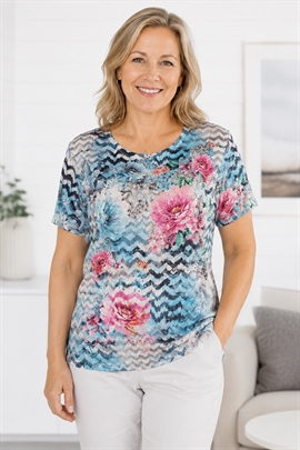 Modflower T-shirt i blå farver med rødlige blomster