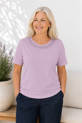 Reflect Collection Lilla T-shirt med rund hals og broderi 