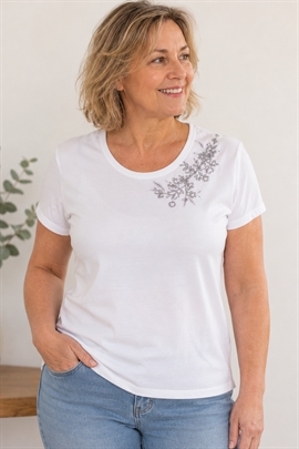Pæn hvid bluse fra Reflect med sølvfarvet blomstermotiv