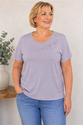 Flot ensfarvetlilla t-shirt fra Reflect Collection broderi på skulderen