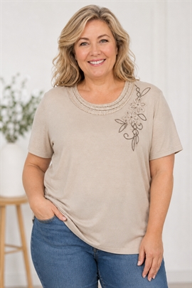 PLUS SIZE - Flot ensfarvet beige t-shirt fra Reflect Collection
