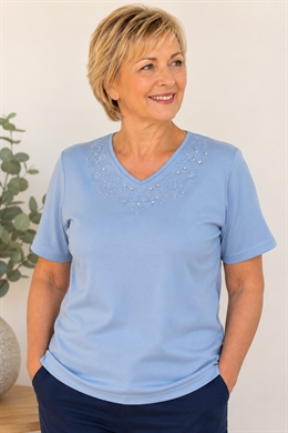 Reflect Ensfarvet lyseblå dame t-shirt med V-hals og broderi