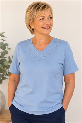 Reflect Ensfarvet lyseblå dame t-shirt med V-hals og broderi