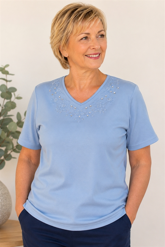 Reflect Ensfarvet lyseblå dame t-shirt med V-hals og broderi